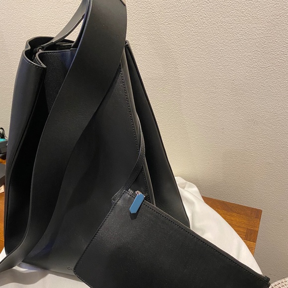 Clavin Klein Collection BlackLeather Feed bag/Purse - Picture 2 of 7